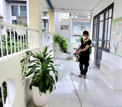 TRƯỜNG MẦM NON HÀ CẦU PHUN THUỐC MUỖI PHÒNG CHỐNG DỊCH BỆNH SỐT XUẤT HUYẾT