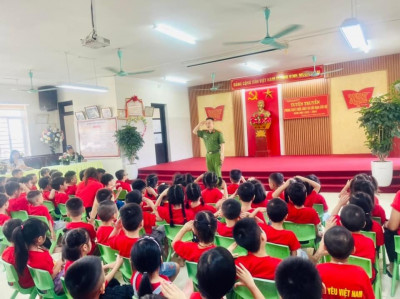 TUYÊN TRUYỀN KỸ NĂNG PCCC VÀ CNCH TRONG TRƯỜNG MẦM NON