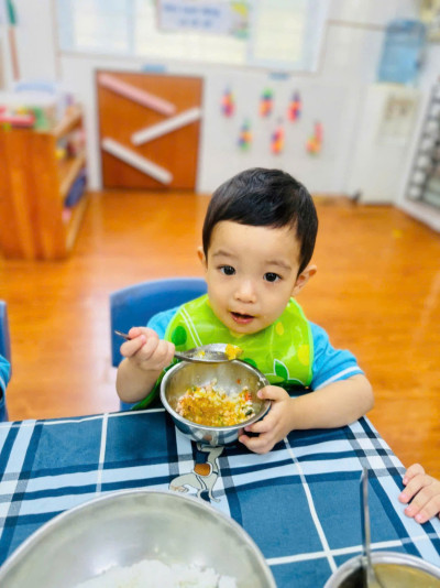TỔ CHỨC GIỜ ĂN CHO TRẺ TẠI LỚP D1 TRƯỜNG MẦM NON HÀ CẦU
