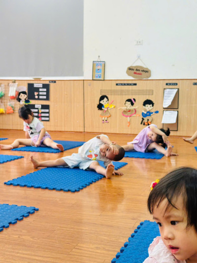 🧘‍♂️ ​🧘‍♂️ MÙA HÈ NĂNG ĐỘNG – BÉ KHỎE TÂM TRÍ, SÁNG TƯ DUY CÙNG YOGA KIDS! ✨✨